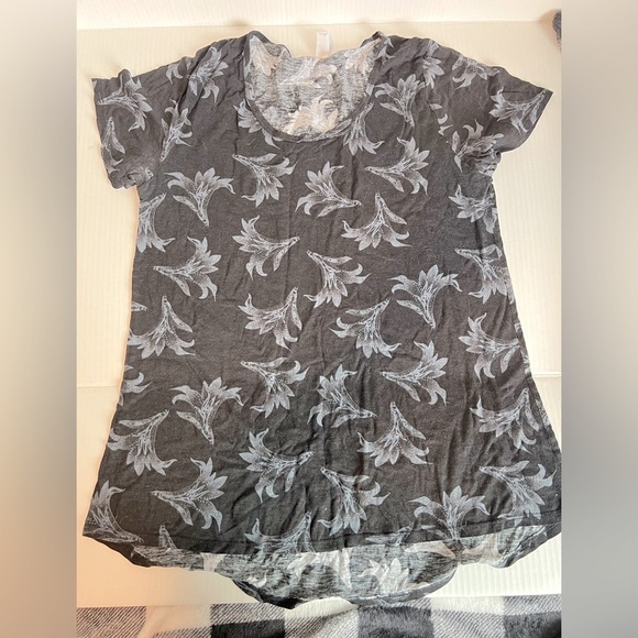 LuLaRoe Tops - Women’s LuLaRoe tee size large